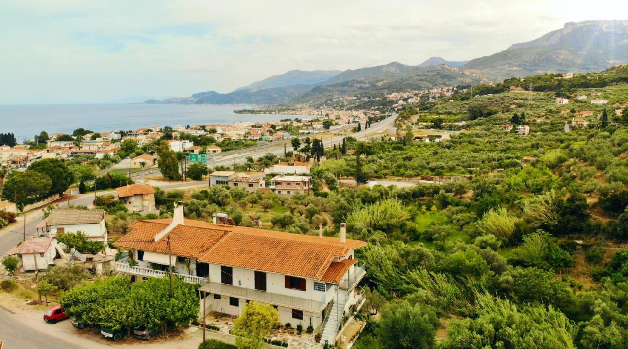 Four Seasons Relaxing Villa Akrata Bagian luar foto